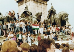 Magyarország, Budapest XIV., Hősök tere, az erdélyi falurombolás elleni tüntetés 1988. június 27-én., 1988, Várhelyi Iván, tér, tüntetés, lovas szobor, Budapest, szoborcsoport, Árpád-ábrázolás, szobron ül, szobron áll, rendszerváltás, Fortepan #74144