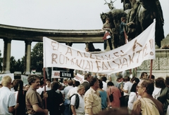 Magyarország, Budapest XIV., Hősök tere, az erdélyi falurombolás elleni tüntetés 1988. június 27-én., 1988, Várhelyi Iván, tüntetés, demonstrációs tábla, Budapest, Fortepan #74146