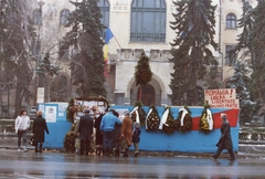 Romania,Transylvania, Târgu Mureș, Gyözelem tér (Piața Victoriei), egykor Deák Ferenc tér, háttérben a Városháza. Romániai forradalom., 1990, Várhelyi Iván, colorful, flag, street view, Secession, public building, Marcell Komor-design, Art Nouveau architecture, Dezső Jakab-design, Romanian revolution, regime change, wreath, memorial wall, Fortepan #74150