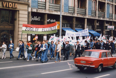 Hungary, Budapest V., József Attila utca., 1990, Várhelyi Iván, colorful, Soviet brand, street view, Lada-brand, strike, number plate, shoe store, Alliance of Free Democrats, Budapest, regime change, Fortepan #74151