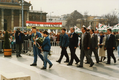 Hungary, Budapest XIV., Hősök tere, középen farmardzsekiben Pető Iván politikus., 1990, Várhelyi Iván, colorful, Budapest, regime change, Fortepan #74153