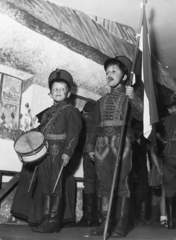 Hungary, Budapest, iskolai színielőadás, jobbra János vitéz szerepében Nagy Imre miniszterelnök unokája., 1955, Jánosi Katalin, flag, costume, kids, stage, drum, Fortepan #74231