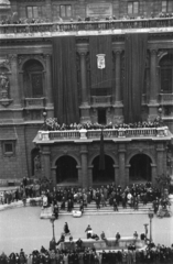 Magyarország, Budapest VI., Andrássy út, az Operaház a Drechsler palotából nézve gróf Teleki Pál miniszterelnök temetési gyászmenetekor 1941. április 7-én., 1941, Rosta László, temetés, Budapest, operaház, Fortepan #74263