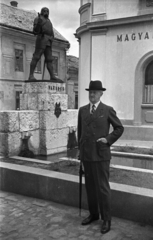 Hungary, Székesfehérvár, Várkapu utca, Varkocs György várkapitány szobra (Erdei Dezső, 1938.)., 1944, Rosta László, portrait, hat, sculpture, umbrella, man, György Varkocs-portrayal, Fortepan #74273