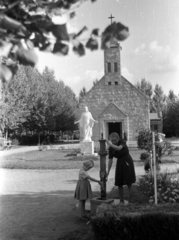 Magyarország, Agárd, park a Balatoni út - Gesztenye sor sarkán. A Szent István király templom előtt a Jézus szíve-szobor (Krasznai Lajos, 1944.)., 1940, Rosta László, templom, szobor, park, kislány, nő, nyomóskút, Jézus Krisztus-ábrázolás, Fortepan #74295