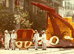 Magyarország, Debrecen, Piac utca (Vörös Hadsereg útja) a Gambrinus köz torkolatánál. Virágkarnevál, a Lenin Kohászati Művek kocsija., 1975, Ötvös Gergely, színes, Lenin-ábrázolás, virág, címer, virágkarnevál, kohászat, pódiumautó, Fortepan #74307