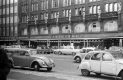 Németország, Hamburg, Jungfernstieg, Alsterhaus., 1965, Romák Éva, Citroen-márka, Citroen 2CV, NSZK, Volkswagen Bogár, Cremer&Wolffenstein-terv, Fortepan #74365