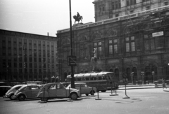 Austria, Vienna, Kärntner Strasse, jobbra az Opera., 1965, Romák Éva, Volkswagen-brand, Renaissance Revival, Citroën-brand, horse sculpture, Volkswagen Beetle, August Sicard von Sicardsburg-design, Eduard van der Nüll-design, Fortepan #74375