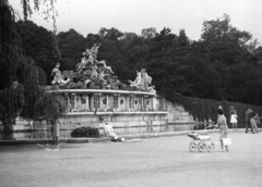 Austria, Vienna, a Schönbrunni kastély parkja, Neptun-kút., 1965, Romák Éva, fountain, baby carriage, Fortepan #74384