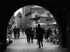 Germany, Regensburg, az Alten Kornmarkt a Herzogshof átjárója felől, a háttérben a karmelita kolostorhoz tartozó Szent József-templom., 1965, Romák Éva, gate, arch, Fortepan #74386