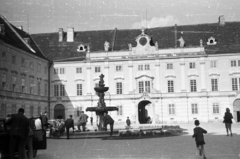 Austria, Melk, az apátság főpapi udvara., 1965, Romák Éva, fountain, Fortepan #74388