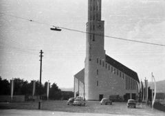 Austria, Prinzersdorf, Szent Család templom., 1965, Romák Éva, church, flag, Volkswagen Beetle, modern architecture, flag pole, church clock, Fortepan #74389