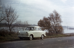 Hungary, Tahitótfalu, Duna-part, háttérben az Almássy híd (később a Tildy Zoltán híd áll a helyén)., 1965, Romák Éva, colorful, Gerrman brand, Trabant-brand, number plate, Fortepan #74394