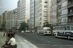 Brazil, Rio de Janeiro, az Avenida Atlântica (Copacabana) a Rua Sousa Lima torkolatánál., 1965, Romák Éva, colorful, bus, Fortepan #74395