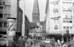 Németország, Bonn, Maximilianstrasse, szemben a Gangolfstrasse. Háttérben a Bonner Münster bazilika tornya., 1965, Romák Éva, utcakép, robogó, torony, NSZK, Vespa-márka, Vespa GS, kerékpár, Fortepan #74400