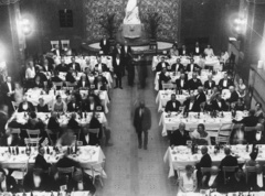 Magyarország, Budapest XI., a Gellért Gyógyfürdő előcsarnoka, a Nemzetközi orvostörténeti kongresszus résztvevőinek rendezett bankett. A háttérben Huszár Adolf Vénusz és Ámor szobrának részlete látszik., 1929, Semmelweis Egyetem Levéltára, zászló, szobor, látkép, teríték, felszolgáló, bankett, Budapest, felülnézet, Fortepan #74416