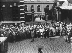 Magyarország, Budapest V., Markó utca 22., a Nemzetközi orvostörténeti kongresszus résztvevői az Országos Mentőszolgálat központjában, háttérben a Bihari János (Sólyom) utcai kapu., 1929, Semmelweis Egyetem Levéltára, kapu, Budapest, Fortepan #74424