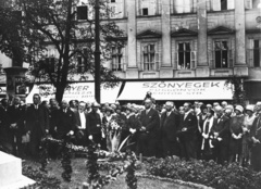 Magyarország, Budapest V., Erzsébet tér, a Nemzetközi orvostörténeti kongresszus résztvevői tisztelegnek Semmelweis Ignác szobránál. Háttérben a Kemnitzer ("Két török") ház. Középen virágcsokorral a kezében Tormay Cécile írónő, a Magyar Asszonyok Nemzeti Szövetsége képviseletében., 1929, Semmelweis Egyetem Levéltára, cégtábla, napernyő, fotózás, Budapest, Fortepan #74433