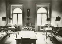 Hungary, Budapest VIII., Mária utca 52. Pázmány Péter Tudományegyetem (később Semmelweis Egyetem) Stomatológiai Klinikája, női kórterem., 1930, Semmelweis Egyetem Levéltára, wall clock, furniture, interior, table, chair, iron bed, Budapest, pointed arch, pendulum clock, Fortepan #74453