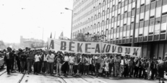 Hungary, Budapest II., Margit körút (Mártírok útja), békedemonstráció résztvevői az Ipari Minisztérium épülete előtt., 1983, Semmelweis Egyetem Levéltára, march, peace, Budapest, Fortepan #74519