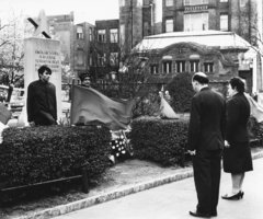 Magyarország, Budapest VIII., Üllői út 26. SOTE (később Semmelweis Egyetem) parkja november 7-i koszorúzás alkalmával., 1982, Semmelweis Egyetem Levéltára, vörös csillag, Budapest, Fortepan #74556