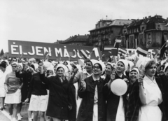 Magyarország, Budapest XIV., Ötvenhatosok tere (Felvonulási tér), május 1-i felvonulás, háttérben a Dózsa György út épületei., 1970, Semmelweis Egyetem Levéltára, május 1, ápolónő, Budapest, Fortepan #74557