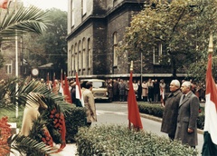 Magyarország, Budapest VIII., Üllői út 26. SOTE (később Semmelweis Egyetem) parkja november 7-i koszorúzás alkalmával., 1984, Semmelweis Egyetem Levéltára, színes, Barkas-márka, Budapest, Fortepan #74562