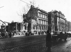 Magyarország, Budapest VIII.,Budapest IX., Üllői út, balra a Szentkirályi utca torkolata. Pázmány Péter Tudományegyetem, Orvostudományi Kar, II. sz. Belklinika, a bombatalálatott kapott épületrész bontása., 1945, Semmelweis Egyetem Levéltára, háborús kár, gyógyintézmény, teherautó, épületkár, Budapest, Fortepan #74570