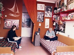 Hungary, Budapest VIII., Tömő utca 35. SOTE (később Semmelweis Egyetem) Balassa János kollégium szobája., 1985, Semmelweis Egyetem Levéltára, colorful, student dorm, Budapest, Endre Ady-portrayal, Fortepan #74588