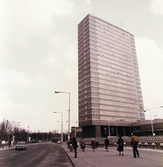 Magyarország, Budapest VIII., Nagyvárad tér, SOTE (később Semmelweis Egyetem) Elméleti Tömbje., 1980, Semmelweis Egyetem Levéltára, színes, taxi, egyetem, felhőkarcoló, középület, magasház, Budapest, Wágner László-terv, Fortepan #74598