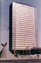 Magyarország, Budapest VIII., Nagyvárad tér, a SOTE (később Semmelweis Egyetem) Elméleti Tömbje, előtte a Béke-emlékmű (Székely Péter "Pierre", 1983.)., 1983, Semmelweis Egyetem Levéltára, színes, szobor, egyetem, felhőkarcoló, középület, Budapest, Wágner László-terv, Fortepan #74605