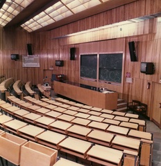 Magyarország, Budapest VIII., Nagyvárad tér, SOTE (később Semmelweis Egyetem) Elméleti Tömbje, előadóterem., 1980, Semmelweis Egyetem Levéltára, színes, katedra, előadóterem, Budapest, írásvetítő, Fortepan #74606