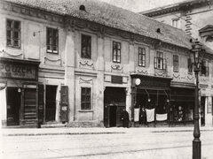 Magyarország, Budapest I., Apród utca 1-3, az épületben később a Semmelweis Orvostörténeti Múzeum került kialakításra., 1906, Semmelweis Egyetem Levéltára, üzlet, cégtábla, múzeum, lámpaoszlop, órás, bolt, bélletes kapuzat, Hoser Viktor, Budapest, kockakő, copf, emléktábla, Fortepan #74620