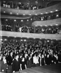 Magyarország, Budapest XIII., Vígszínház, orvosegyetemisták és családtagjaik az orvossá avatás alkalmával., 1975, Semmelweis Egyetem Levéltára, színház, Budapest, Fortepan #74632