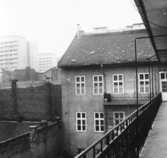 Magyarország, Budapest VIII., Illés utca 15. SOTE (később Semmelweis Egyetem), nővérszálló a Tömő utcai toronyházak felé nézve., 1980, Semmelweis Egyetem Levéltára, körfolyosó, Budapest, Fortepan #74675