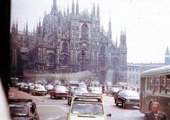 Olaszország, Milánó, Dóm tér (Piazza del Duomo), a Dóm főhomlokzata., 1972, Fülöp Imre, Kalocsai István, közlekedés, színes, autóbusz, Fiat-márka, Volvo-márka, automobil, Fiat 500, Fiat 128, székesegyház, BMW 02, Fortepan #74715