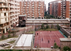 Olaszország, Milánó, kilátás az Oasi San Francesco katolikus kollégiumból a Via Luigi Soderini felé., 1972, Fülöp Imre, Kalocsai István, színes, teniszpálya, hálóterem, Fortepan #74725