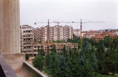 Olaszország, Bologna, kilátás a Viale Felsina 27. számú házból, előtérben a Giardino Władysław Anders., 1972, Fülöp Imre, Kalocsai István, színes, építkezés, Fortepan #74740