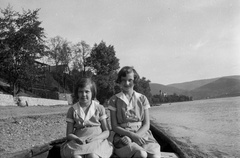 Hungary, Zebegény, Duna-part, háttérben a Dőry-kastély., 1930, Romák Éva, river, boat, kids, girl, double portrait, Fortepan #74765