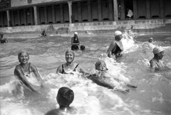 Hungary, Budapest III., Csillaghegyi strandfürdő., 1930, Romák Éva, beach, wave pool, bathing, Budapest, Fortepan #74785