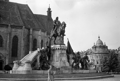 Románia,Erdély, Kolozsvár, Fő tér, Hunyadi Mátyás emlékműve., 1941, Romák Éva, emlékmű, lovas szobor, szoborcsoport, Mátyás király ábrázolás, Fortepan #74796