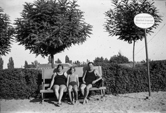 Hungary, Budapest III., Csillaghegyi strandfürdő., 1930, Romák Éva, fashion, beach, family, wood, bench, hedge, board, Budapest, Fortepan #74797