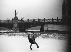 Magyarország, Városliget, Budapest XIV., Műjégpálya., 1940, Romák Éva, híd, korcsolyázás, kesztyű, sapka, hölgy, szoknya, korcsolya, pulóver, Budapest, Fortepan #74804