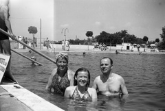 Hungary, Hajdúszoboszló, strand., 1940, Romák Éva, beach, pool, bathing suit, family, tableau, summer, pool stairs, Fortepan #74811