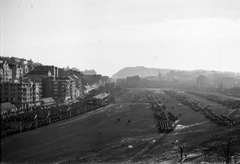 Magyarország, Budapest XII.,Budapest I., Vérmező a Mikó utca felé nézve, balra az Attila út házai. Horthy Miklós 15 éves kormányzói jubileuma alkalmából tartott ünnepség., 1935, Romák Éva, zászló, ünnepség, látkép, Budapest, Fortepan #74834