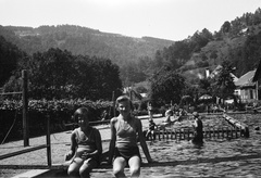 Austria, Schwanberg, Strand., 1930, Romák Éva, beach, sitting on a handrail, Fortepan #74841