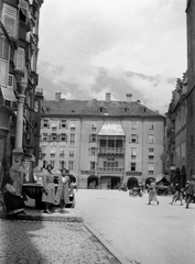 Ausztria, Innsbruck, Herzog Friedrich Strasse, Aranytetős ház (Goldenes Dachl)., 1935, Romák Éva, utcakép, erkély, középület, zárterkély, erkély ablak, Nikolaus Türing the Elder-terv, Fortepan #74892