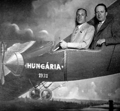 Magyarország, jobbra Lázár Lajos dr. filmrendező, producer, gyártásvezető, ügyvéd. Az első magyar hangosfilm rendezője., 1931, Fortepan, felirat, férfiak, repülőgép, műterem, kettős portré, festett háttér, szuvenír, díszletháttér, Fortepan #7491