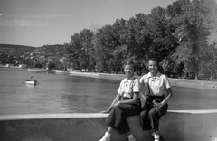 Hungary, Balatonalmádi, hajókikötő, a háttérben a Sóhajok hídja és az Irredenta örökmécses., 1940, Romák Éva, women, boat, camera, shore, double portrait, Fortepan #74910