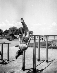 Magyarország, Balatonföldvár, sportpálya a kikötőnél, háttérben a Galamb sziget., 1936, Romák Éva, torna, Balaton, párhuzamos korlát, mutatvány, Fortepan #74918